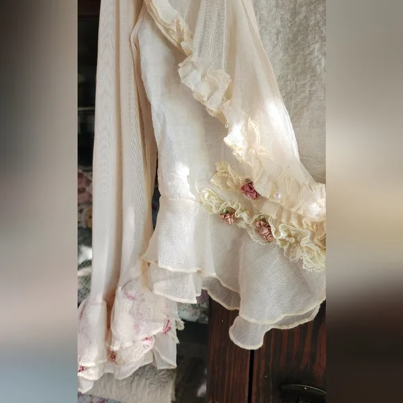 Vintage Pretty Angel Elegant Cream Blouse - Picture 2 of 8